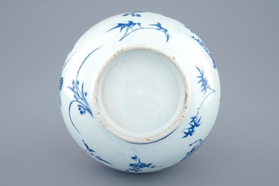 A Chinese blue and white garlic-neck bottle vase with floral design, Transitional period, 1620-1683