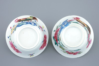 Une paire de tasses et soucoupes en porcelaine de Chine famille rose aux coqs, Yongzheng, 1723-1735