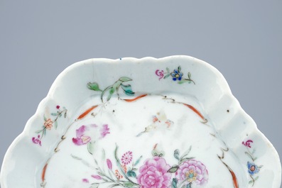Une th&eacute;i&egrave;re et son couvercle sur pr&eacute;sentoir en porcelaine de Chine famille rose, Qianlong, 18&egrave;me