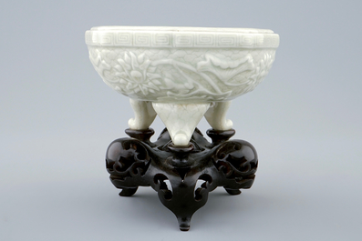 Un br&ucirc;le-parfum tripod en porcelaine de Chine c&eacute;ladon sur socle en bois, marque de Qianlong, 19&egrave;me