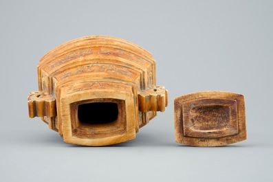 Een Chinese deels vergulde ivoren dekselvaas op houten voet, 19e eeuw