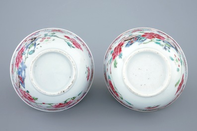 Une paire de tasses et soucoupes en porcelaine de Chine famille rose &agrave; d&eacute;cor de faisants, Yongzheng, 1723-1735
