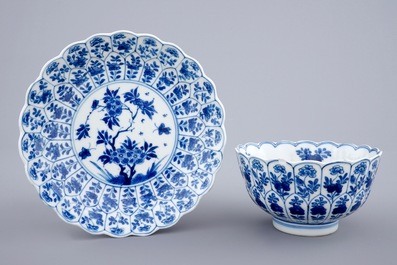 Drie blauw-witte Kangxi bordjes en een lotusvormig kommetje op onderschotel, Kangxi