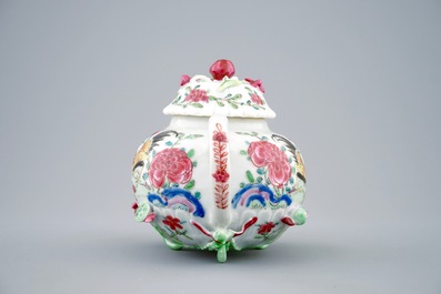Een Chinese famille rose theepot met hanen, Yongzheng, 1723-1735
