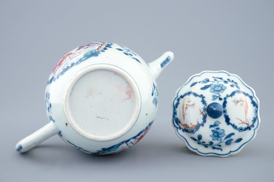 Une th&eacute;i&egrave;re en porcelaine de Chine &agrave; d&eacute;cor mandarin, Qianlong, 18&egrave;me