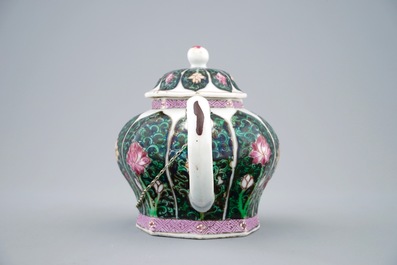 Une th&eacute;i&egrave;re en porcelaine de Chine famille noire mont&eacute;e en argent, Yongzheng, 1723-1735