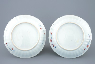 A pair of Chinese Imari style plates with a horse carriage, Kangxi/Yongzheng