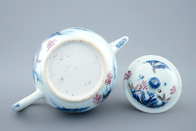 Une th&eacute;i&egrave;re et son couvercle en porcelaine de Chine bleu et blanc surd&eacute;cor&eacute;s, Qianlong, 18&egrave;me