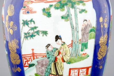 Een Chinese dekselvaas met famille verte op blue poudr&eacute; ondergrond, 19e eeuw
