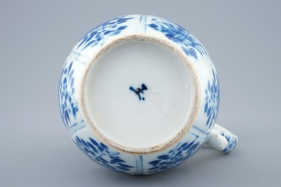 Een Chinese blauw-witte dekselkan, Kangxi