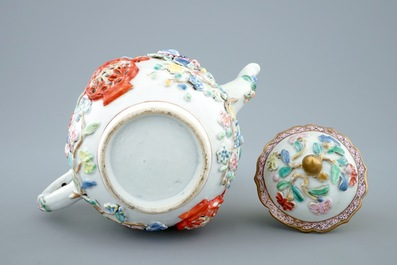 Une th&eacute;i&egrave;re en porcelaine de Chine famille rose &agrave; d&eacute;cor en relief, Yongzheng, 1723-1735