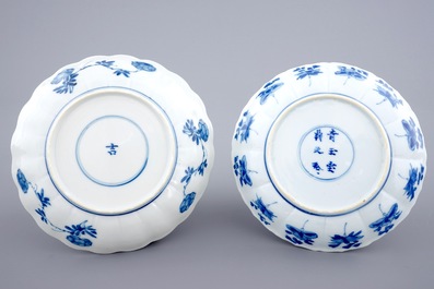 Drie blauw-witte Kangxi bordjes en een lotusvormig kommetje op onderschotel, Kangxi