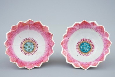 Une paire de tasses et soucoupes en forme de lotus en porcelaine de Chine famille rose, Yongzheng, 1723-1735