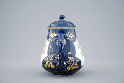 Een Chinese famille rose op bleu poudr&eacute; fond theepot met deksel, Yongzheng, 1723-1735