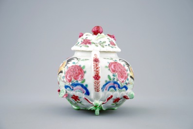 Een Chinese famille rose theepot met hanen, Yongzheng, 1723-1735