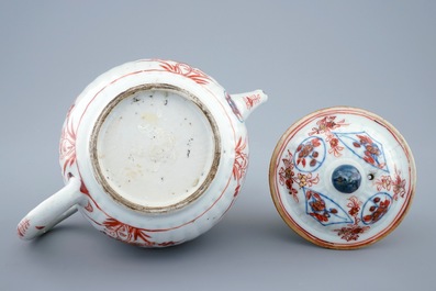 Une th&eacute;i&egrave;re et son couvercle en porcelaine de Chine de style Imari, Kangxi