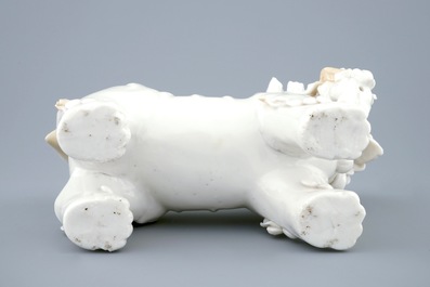 Un mod&egrave;le d'un chien de foo en porcelaine blanc de Chine de Dehua, Kangxi
