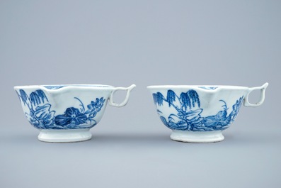Une paire de sauci&egrave;res en porcelaine de Chine bleu et blanc, Qianlong