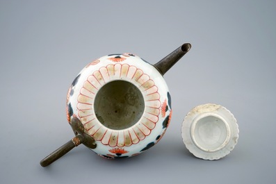 Een Japanse Imari theepot met vervangen tuit en handvat, 18e eeuw