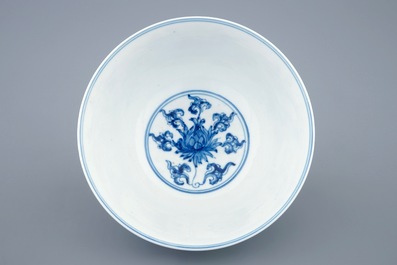 Un bol en porcelaine de Chine bleu et blanc de style Ming, marque et p&eacute;riode de Kangxi