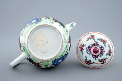 Une th&eacute;i&egrave;re et son couvercle en porcelaine de Chine famille rose &agrave; d&eacute;cor de coqs, Yongzheng/Qianlong