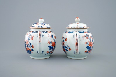 Een paar grote Chinese Imari-stijl theepotten met deksels, Qianlong, 18e eeuw