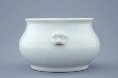 Un br&ucirc;le-parfum en porcelaine blanc de Chine aux t&ecirc;tes de lions, 18/19&egrave;me