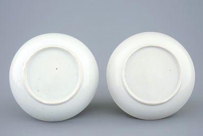 Deux tasses et soucoupes en porcelaine de Chine famille rose aux d&eacute;cors mandarins, Qianlong