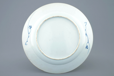 Une assiette en porcelaine de Chine bleu et blanc aux soeurs Qiao, Kangxi/Yongzheng