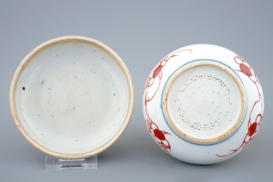 Une bo&icirc;te ronde et son couvercle en porcelaine de Chine famille verte, Kangxi
