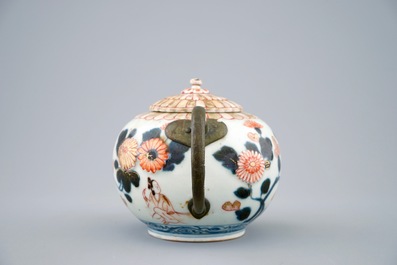 Een Japanse Imari theepot met vervangen tuit en handvat, 18e eeuw