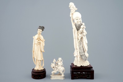 Drie diverse Chinese ivoren figuren, ca. 1900