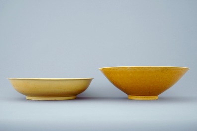 Twee Chinese monochroom gele ondiepe kommen, 18/19e eeuw