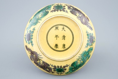 Een Chinees schoteltje met draken op gele fondkleur, Kangxi merk, 19/20e eeuw