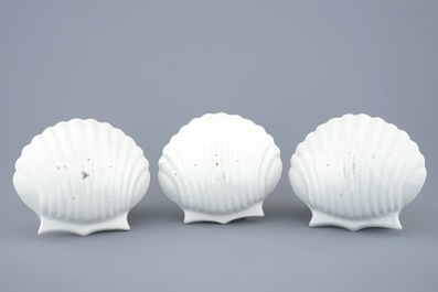 A set of 3 Chinese famille rose shell-shaped dishes, Qianlong, 18th C.