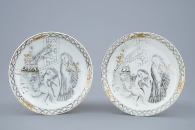 Een paar Chinese eierschaal kop en schotels met grisaille en verguld decor van Europeanen, Yongzheng, 1723-1735