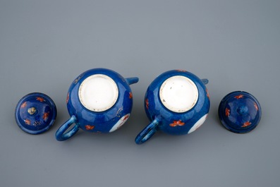 Een paar kleine Chinese theepotten met hanen op bleu poudr&eacute; fond, Kangxi