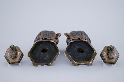 Une paire de br&ucirc;le-parfums en bronze d&eacute;cor&eacute; en relief, Japon, 19&egrave;me