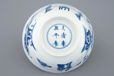 Een Chinese blauw-witte kom met lange Lijzen, Kangxi merk en periode