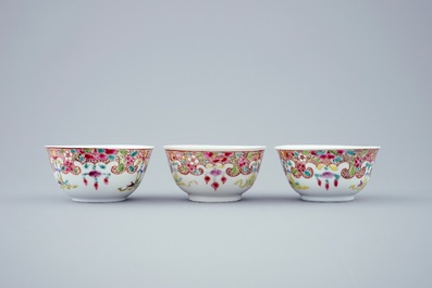 Een set van 3 Chinese famille rose koppen en schotels, Qianlong, 18e eeuw