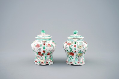 Une paire de th&eacute;i&egrave;res et couvercles en porcelaine de Chine famille verte, Kangxi
