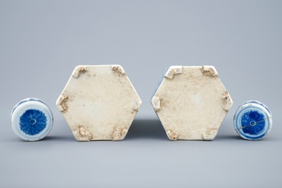 Une paire de bo&icirc;tes &agrave; th&eacute; hexagonaux en porcelaine de Chine bleu et blanc, Kangxi