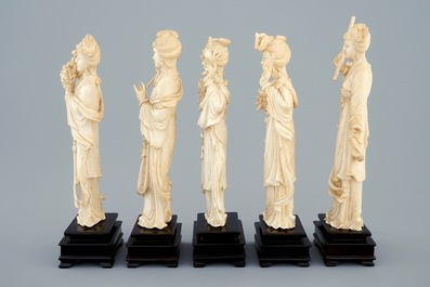 Un lot de 5 beaut&eacute;s en ivoire sculpt&eacute; sur socles en bois, Chine, 19&egrave;me