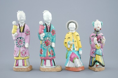 Un lot de quatre figures en porcelaine de Chine famille rose, 18/19&egrave;me