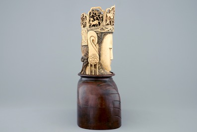 Une t&ecirc;te de Bouddha en ivoire sculpt&eacute; sur socle en bois, Chine, 19&egrave;me