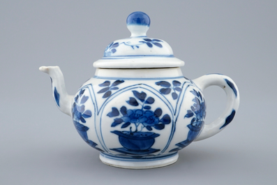 Een Chinees blauw-wit theepotje met deksel, Kangxi
