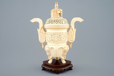 Un br&ucirc;le-parfum en ivoire sculpt&eacute; sur socle en bois, Chine, vers 1900