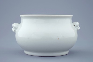 A round blanc de Chine censer with lion's head handles, 18/19th C.