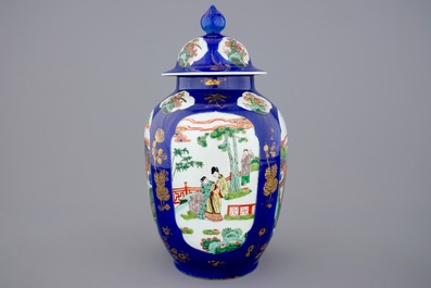 Un vase et son couvercle en porcelaine famille verte sur fond bleu poudr&eacute;, 19&egrave;me