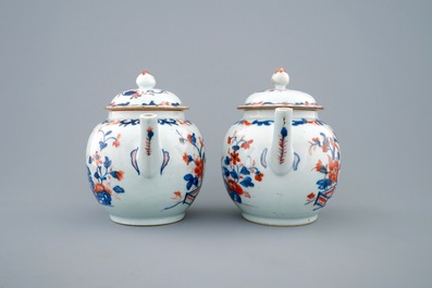 Een paar grote Chinese Imari-stijl theepotten met deksels, Qianlong, 18e eeuw